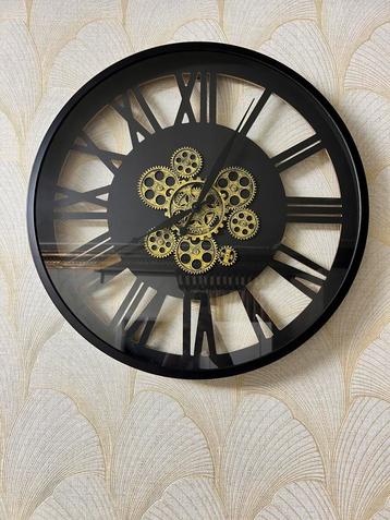 Modern oldtimer clock beschikbaar voor biedingen