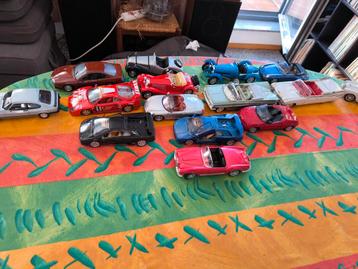 Set van 15 auto's met onvolkomenheden die moeten worden nage beschikbaar voor biedingen