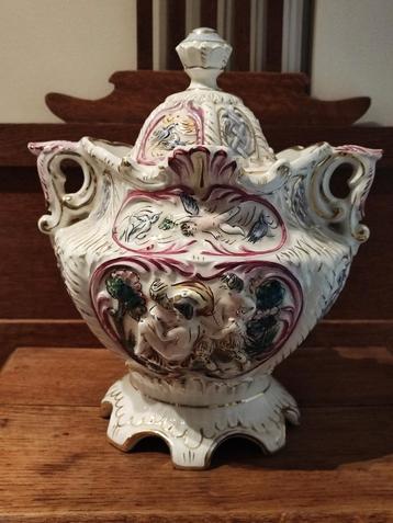 Vase et couvercle en porcelaine de Capodimonte