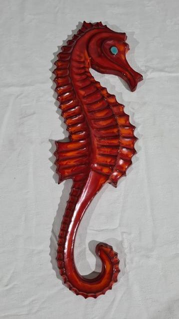 Bayer keramieken zeepaardje, rood geglazuurd, 52 x 16 cm beschikbaar voor biedingen