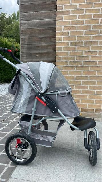 Buggy voor hond beschikbaar voor biedingen