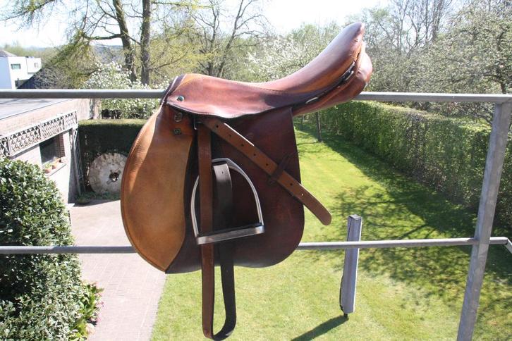 Paarde zadel Stübben met leder singel 17,5"  als Nieuw, Dieren en Toebehoren, Paarden en Pony's | Zadels, Zo goed als nieuw, Springen