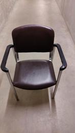 Deux chaises vintage en skaï marron foncé. Châssis industrie, Maison & Meubles, Chaises, Comme neuf, Cuir, Enlèvement ou Envoi