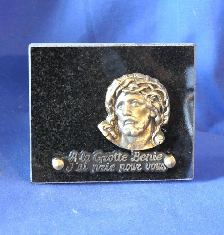 plaque funéraire en granit  avec tete de christ, Antiquités & Art, Antiquités | Objets religieux, Enlèvement ou Envoi