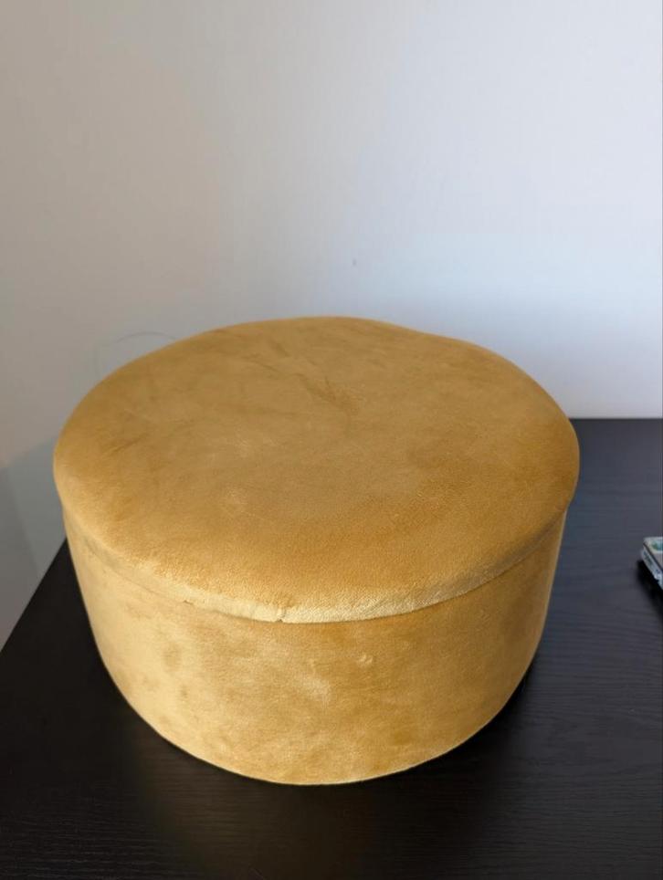 Gele velvet opbergpoef, Huis en Inrichting, Zetels | Voetbanken en poefs, Nieuw, Minder dan 50 cm, Minder dan 50 cm, Rond, Metaal