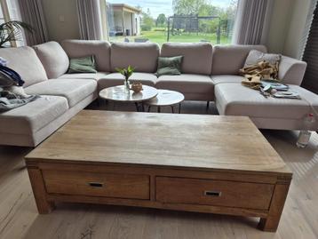 Stijlvolle en ruime houten salontafel beschikbaar voor biedingen