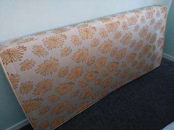 2 matrassen 90 cm + 2 van 75 cm beschikbaar voor biedingen