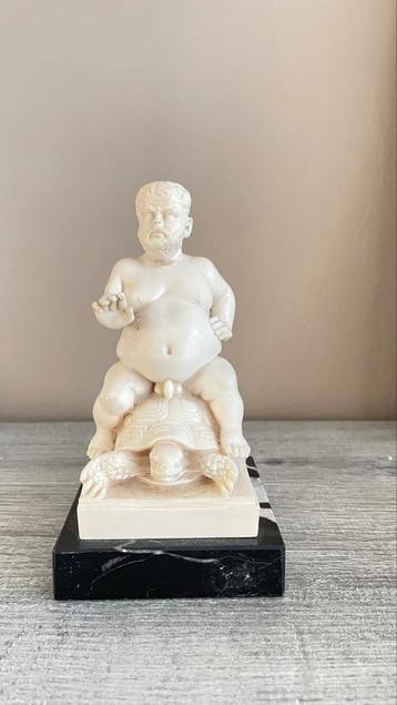 Beeldje man op schild pad beschikbaar voor biedingen