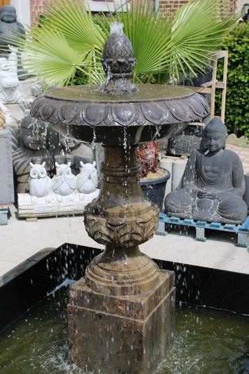 centrale fontein + wastafel in gepatineerde blauwe steen. beschikbaar voor biedingen