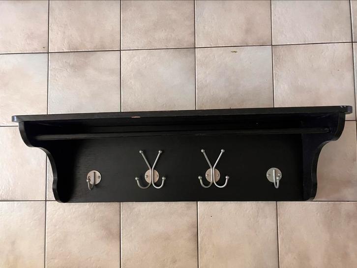 Zwarte houten wandkapstok met hoedenplank., Maison & Meubles, Accessoires pour la Maison | Portemanteaux, Utilisé, Portemanteau mural