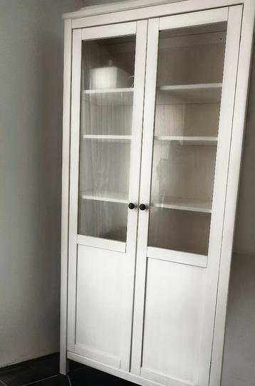 Witte vitrinekast met glazen deuren beschikbaar voor biedingen