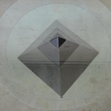 A piramid coffee table, 1990 beschikbaar voor biedingen