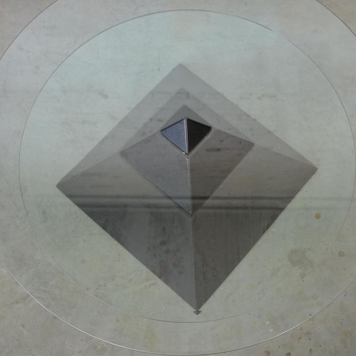 A piramid coffee table, 1990, Huis en Inrichting, Tafels | Salontafels, Gebruikt, Minder dan 50 cm, 100 tot 150 cm, 100 tot 150 cm