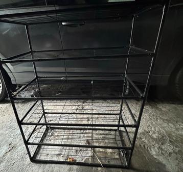 Rekje voor schoenen e.d. 2x beschikbaar voor biedingen