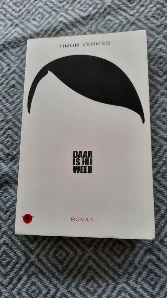Timur Vermes - Daar is hij weer, Boeken, Romans, Zo goed als nieuw, Ophalen of Verzenden