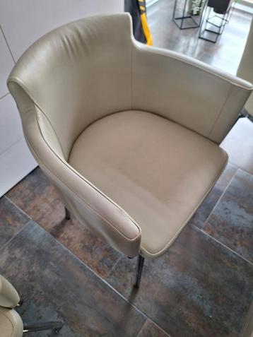 6 Eetkamerstoelen beschikbaar voor biedingen