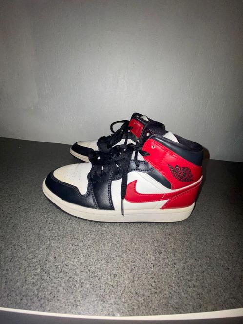 Jordan 1 Mid Sail Gym Red | Maat 37,5, Sport en Fitness, Basketbal, Zo goed als nieuw, Schoenen, Ophalen