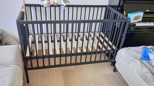 Ledikant zwart, Kinderen en Baby's, Kinderkamer | Bedden, Zo goed als nieuw, Minder dan 140 cm, Minder dan 70 cm, Lattenbodem