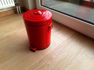 Afvalbak met deksel, rood beschikbaar voor biedingen