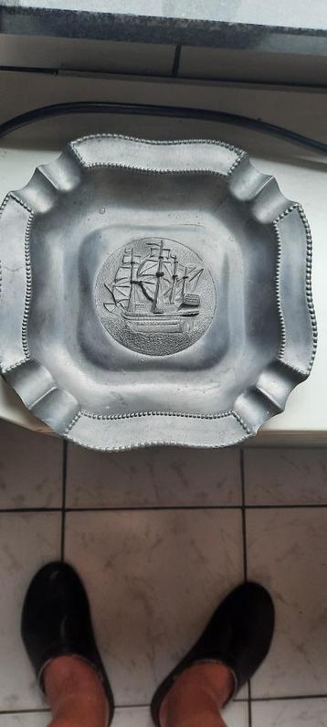 zware tinnen asbak met zeilschip in beschikbaar voor biedingen