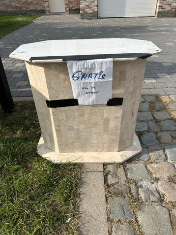 GRATIS.   Zuil met marmer afgewerkt beschikbaar voor biedingen