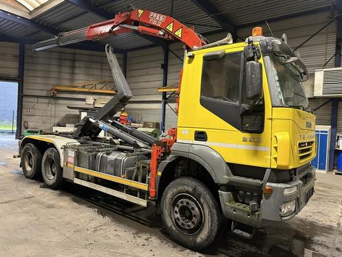 Iveco TRAKKER 350 6x4 HOOKLIFT + CRANE FASSI F120.22 (5/6 F), Auto's, Vrachtwagens, Bedrijf, Te koop, ABS, Elektrische ramen, Radio
