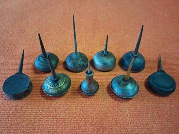 lot van 9 stuks heel oude oliespuitjes. beschikbaar voor biedingen