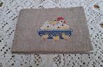 Brocante naaldenmapje, geborduurde kip, kuikentjes, PASEN, Enlèvement ou Envoi
