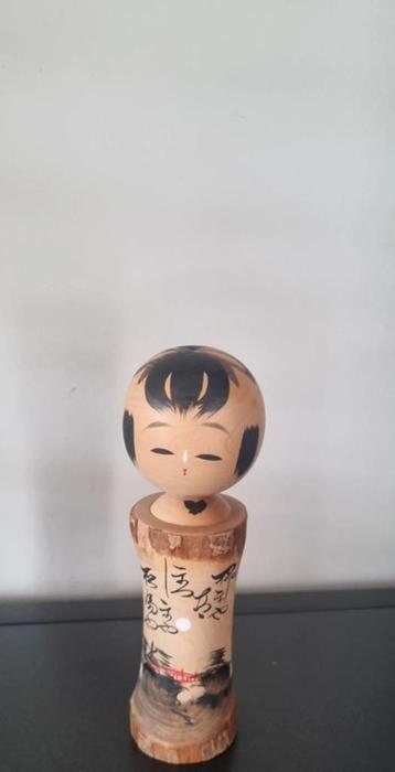 Bonte Shingata boomschors kokeshi beschikbaar voor biedingen