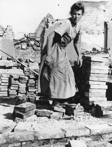 orig foto GI US Army - Trümmerfrau - Duitsland 1945
