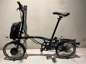 Zwarte elektrische Brompton vouwfiets beschikbaar voor biedingen