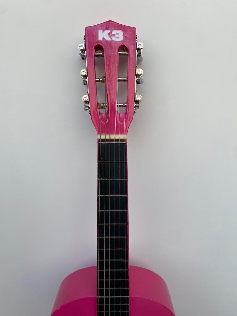 ② Guitare K3 en bois avec cordes en nylon rose 76CM — Enfants & Bébés Autre  — 2ememain