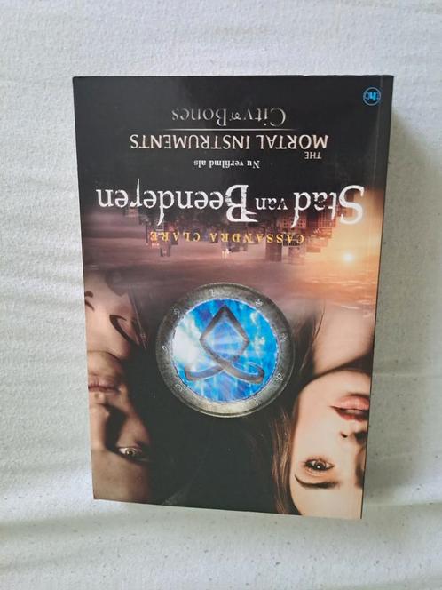 Cassandra Clare - Stad van Beenderen, Boeken, Kinderboeken | Jeugd | 13 jaar en ouder, Zo goed als nieuw, Ophalen of Verzenden