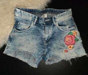 Leuke jeansshort met geborduurde bloemen in maat 158 beschikbaar voor biedingen