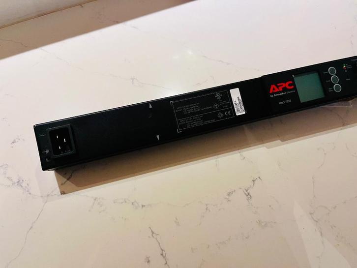 PDU rackable APC AP8858, Computers en Software, Netwerk switches, Zo goed als nieuw, Ophalen of Verzenden
