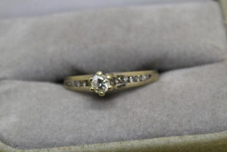 Gouden ring met 13 diamanten., Handtassen en Accessoires, Ringen, Gebruikt, Dame, 17 tot 18, Wit, Goud, Met edelsteen, Ophalen of Verzenden