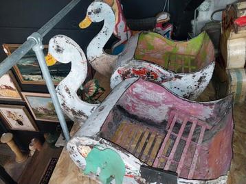 2oude metalen zwanen carrousel/draaimolen/kermis beschikbaar voor biedingen
