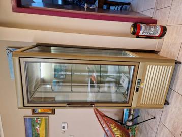 Draaiende vitrine frigo beschikbaar voor biedingen