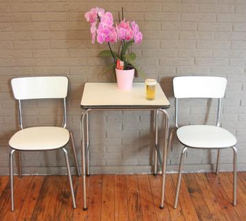 Wit Formica Tafeltje Met 2 Hagelwitte Formica Stoelen beschikbaar voor biedingen