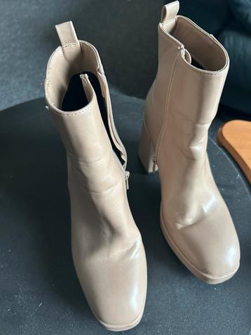 Botten beige maat 37 beschikbaar voor biedingen