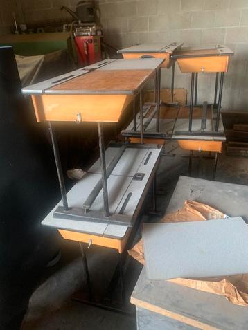 Oude schoolbanken beschikbaar voor biedingen
