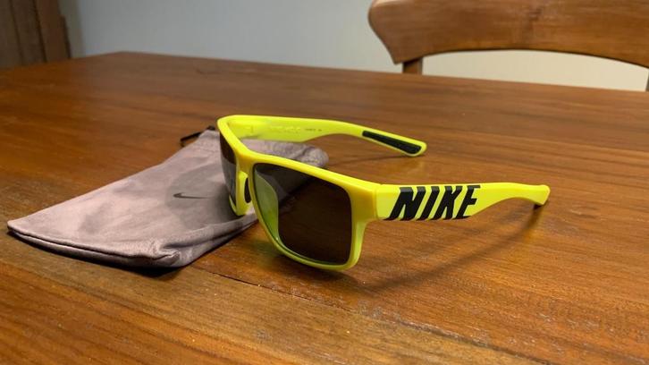 Nike Mojo Zonnebril in Fluo Geel, Handtassen en Accessoires, Zonnebrillen en Brillen | Heren, Zo goed als nieuw, Zonnebril, Overige merken
