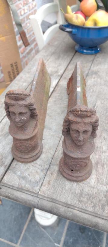 Gietijzeren vuurhouders met mooie kopjes.  beschikbaar voor biedingen