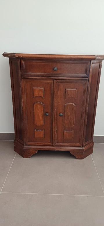 Houten kastje beschikbaar voor biedingen