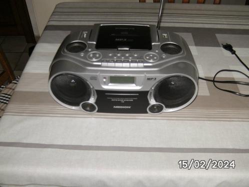 Een metaalkleurige draagbare radio +CD speler +cassettedesk, TV, Hi-fi & Vidéo, Radios, Comme neuf, Radio, Avec lecteur de CD