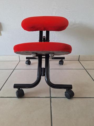 Ergonomische kniestoel voor bureau. beschikbaar voor biedingen