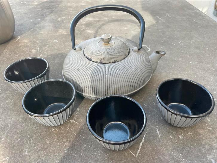Gietijzeren theepot met 4 kopjes en zeefje, Huis en Inrichting, Keuken | Servies, Gebruikt, Overige typen, Overige stijlen, Overige materialen