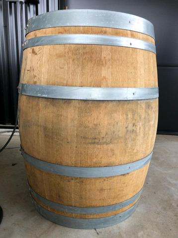 eiken wijntonnen beschikbaar voor biedingen