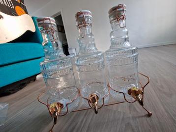 Set van 3 glazen drankdispensers met standaard beschikbaar voor biedingen