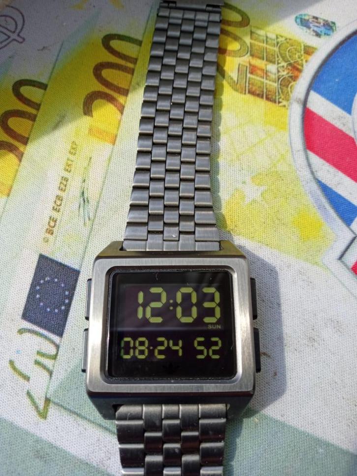 Sporthorloge Adidas in nwstaat, Handtassen en Accessoires, Horloges | Heren, Zo goed als nieuw, Polshorloge, Overige merken, Staal